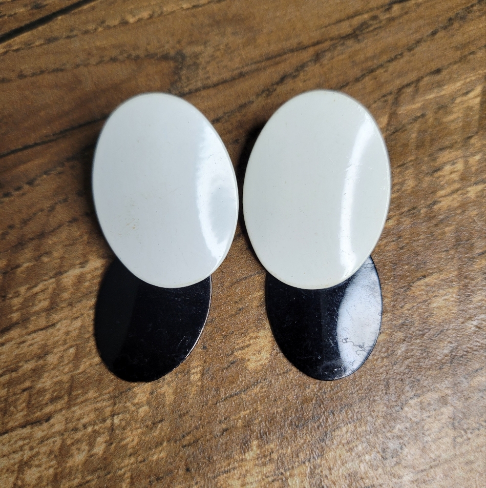 vintage 80s black and white colorblack pair of earrings